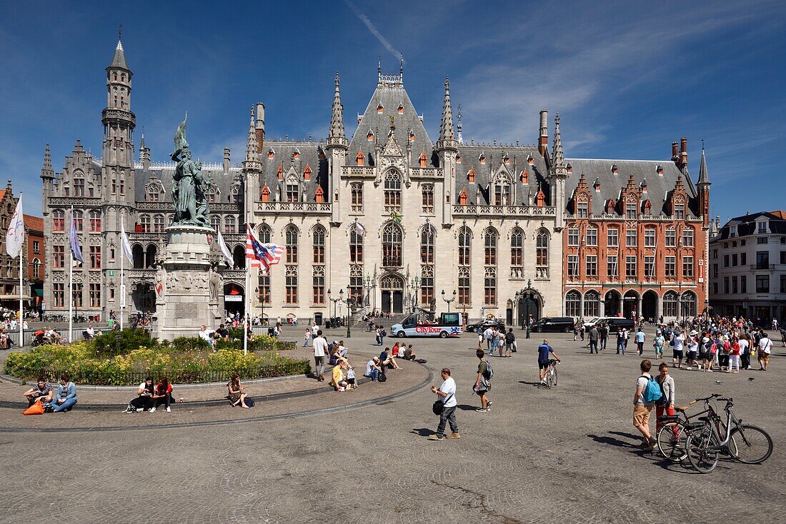 Belgien, Westflandern, Brügge, historisches Zentrum (UNESCO-Welterbe), Grand Place, Provinciaal Hof oder Provinzpalast, das Historium-Museum und die Statue von Jan Breydel und Pieter de Coninck, die 1302 an der Spitze der Brügger Morgenröte standen und Anhänger des französischen Königs massakrierten