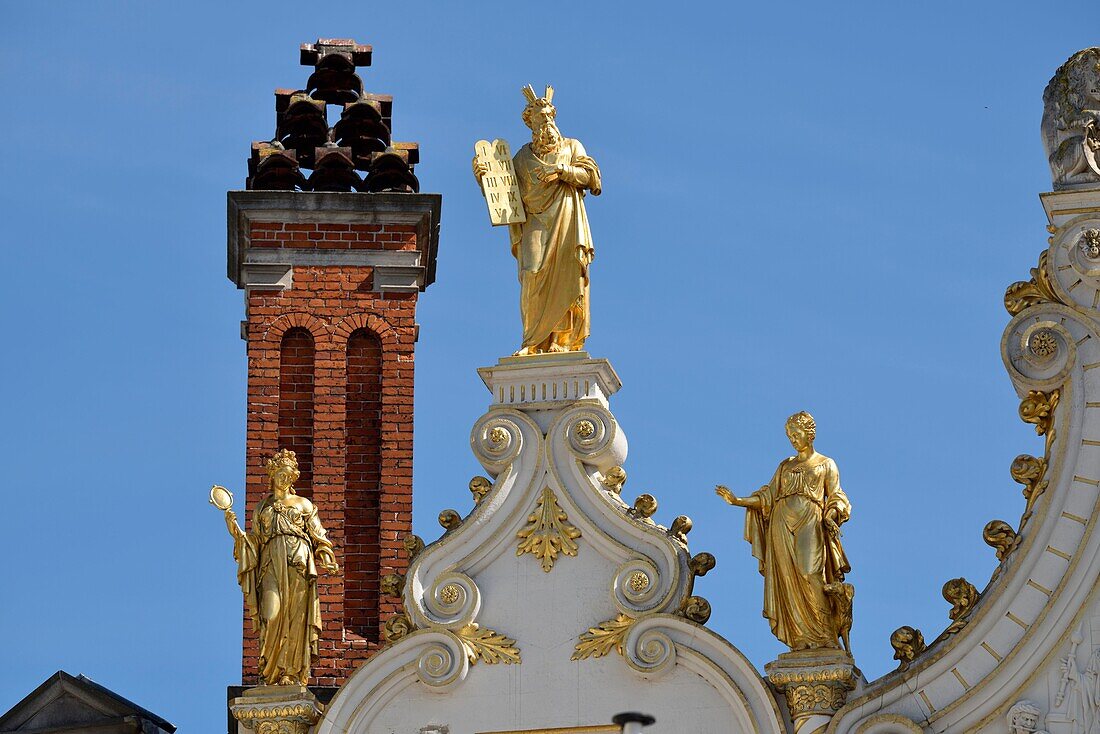 Belgien, Westflandern, Brügge, historisches Zentrum (UNESCO-Welterbe), Altstadt, drei Statuen auf dem Dach der ehemaligen Registratur des Tribunal de Bruges