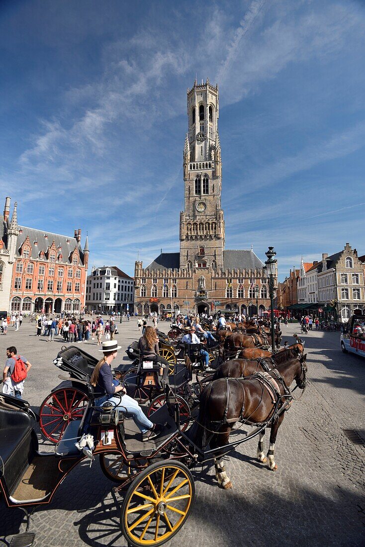 Belgien, Westflandern, Brügge, historisches Zentrum (UNESCO-Welterbe), Grand Place, Kutschen vor dem Belfried über der Tuchhalle