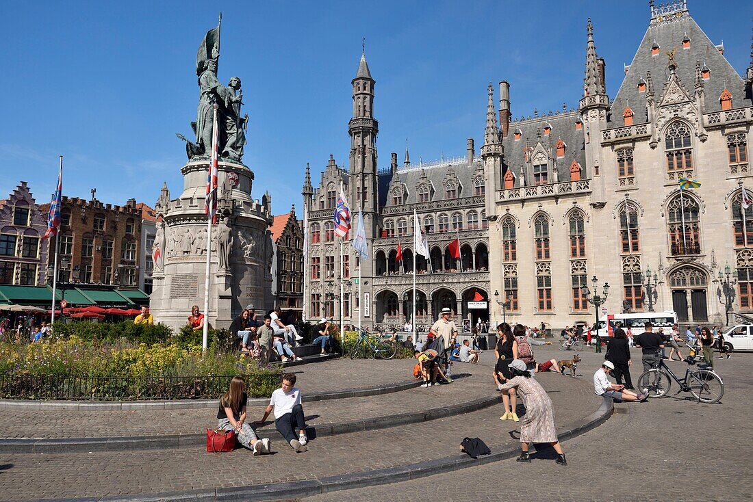 Belgien, Westflandern, Brügge, historisches Zentrum (UNESCO-Welterbe), Grand Place, Provinciaal Hof oder Provinzpalast, das Historium-Museum und die Statue von Jan Breydel und Pieter de Coninck, die 1302 an der Spitze der Brügger Morgenröte standen und Anhänger des französischen Königs massakrierten