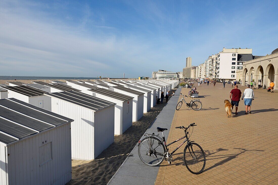 Belgien, Westflandern, Ostende, Uferpromenade, weiße Strandkabinen aufgereiht im Sand