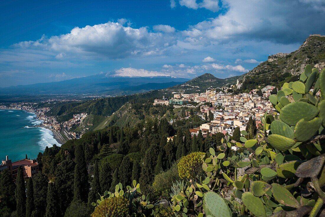 Italien, Sizilien, Taormina, Gesamtansicht, mit Ätna im Hintergrund