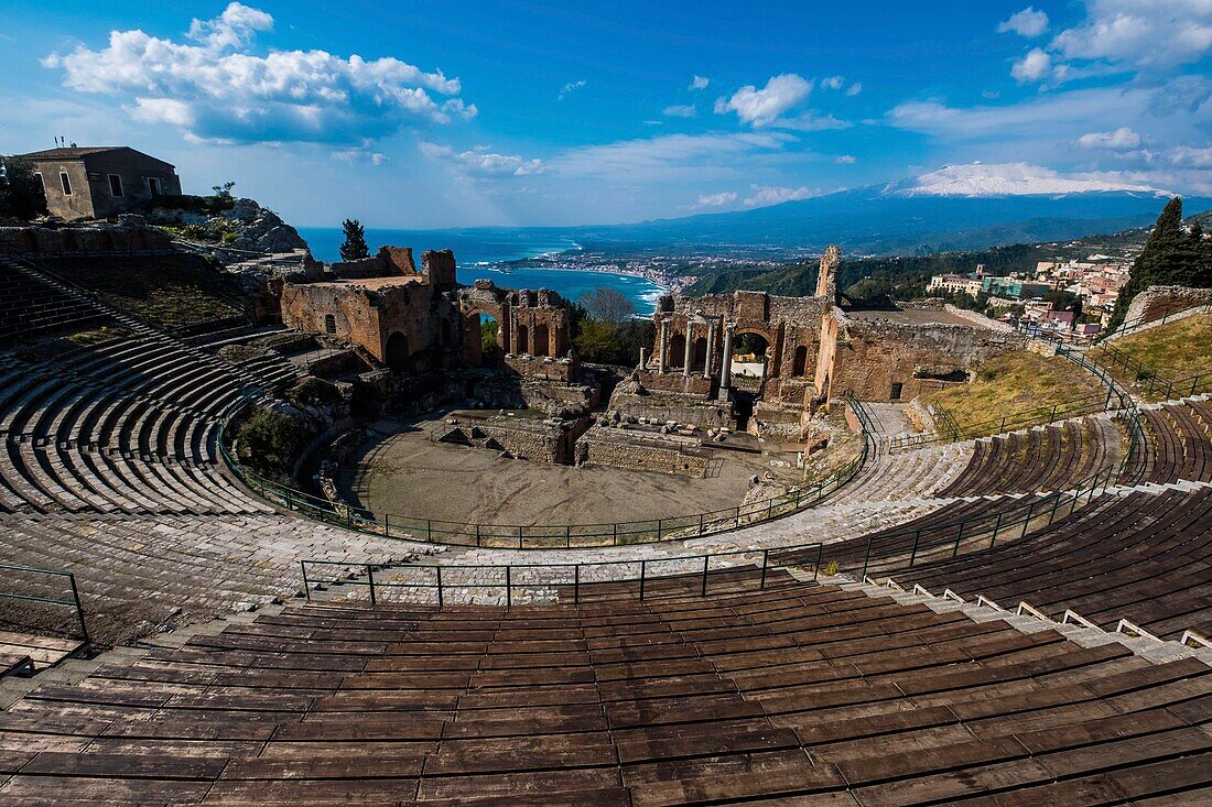 Italien, Sizilien, Taormina, griechisch-römisches Theater, 3. Jahrhundert v. Chr. bis 2. Jahrhundert n. Chr., mit Ätna im Hintergrund