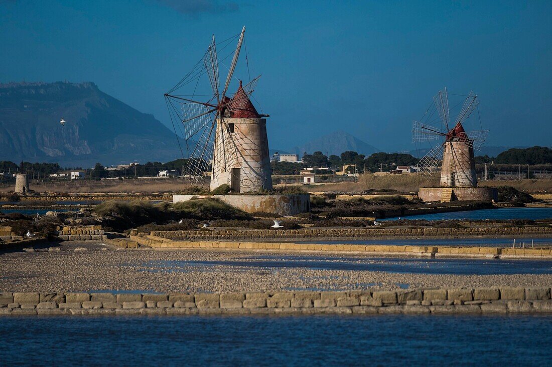 Italien, Sizilien, Marsala, Saline Dello Stagnone, Salzsümpfe, Windmühlen