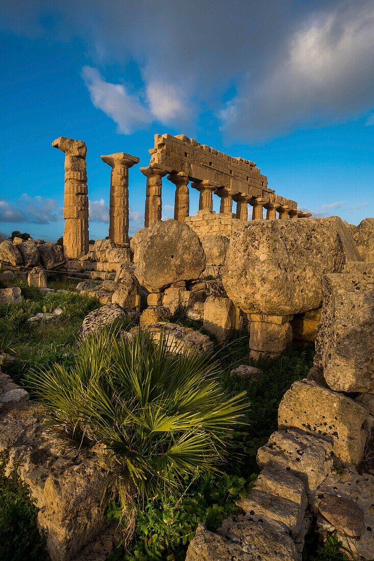 Italy, Sicily, Castelvetrano, ancient city of Selinonte, founded by Megarian Greeks in the 7th century B.C., acropolis and G temple