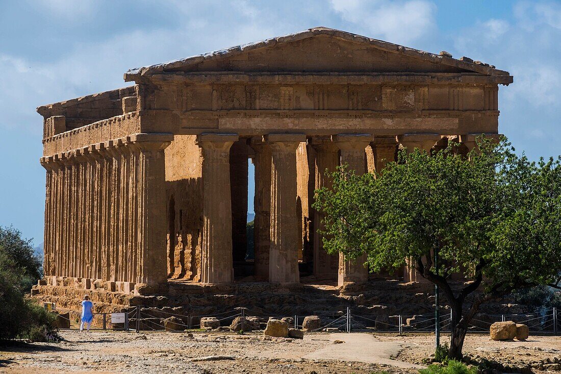 Italien, Sizilien, Agrigente, archäologischer Park des Tals der Tempel, von der UNESCO zum Weltkulturerbe erklärt, Tempel der Konkordie, Bronzestatue von Icare