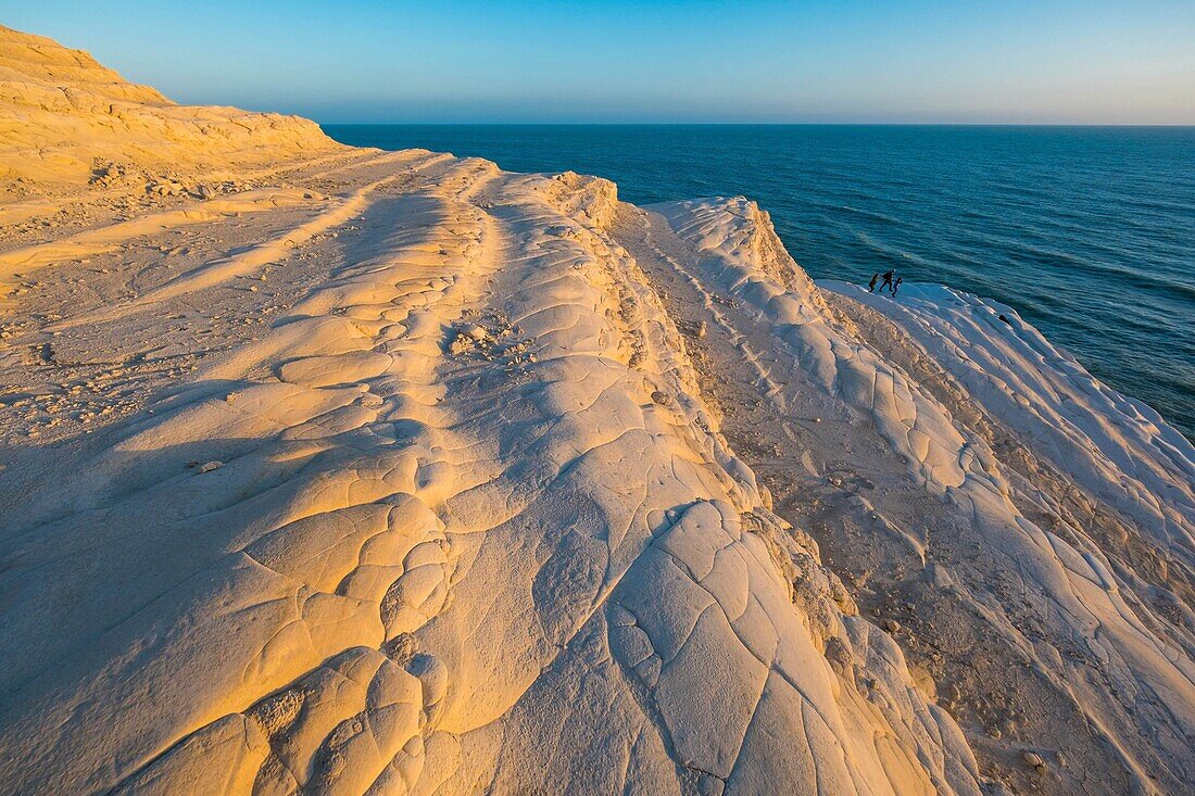 Italien, Sizilien, Realmonte, Scala dei Turchi, oder Türkenstiege, Klippe aus weißem Kalkstein über dem Meer