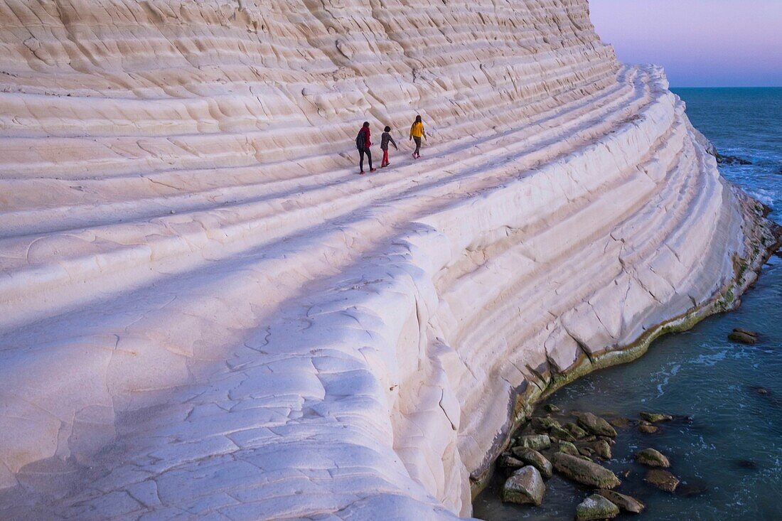 Italien, Sizilien, Realmonte, Scala dei Turchi, oder Türkenstiege, Klippe aus weißem Kalkstein über dem Meer