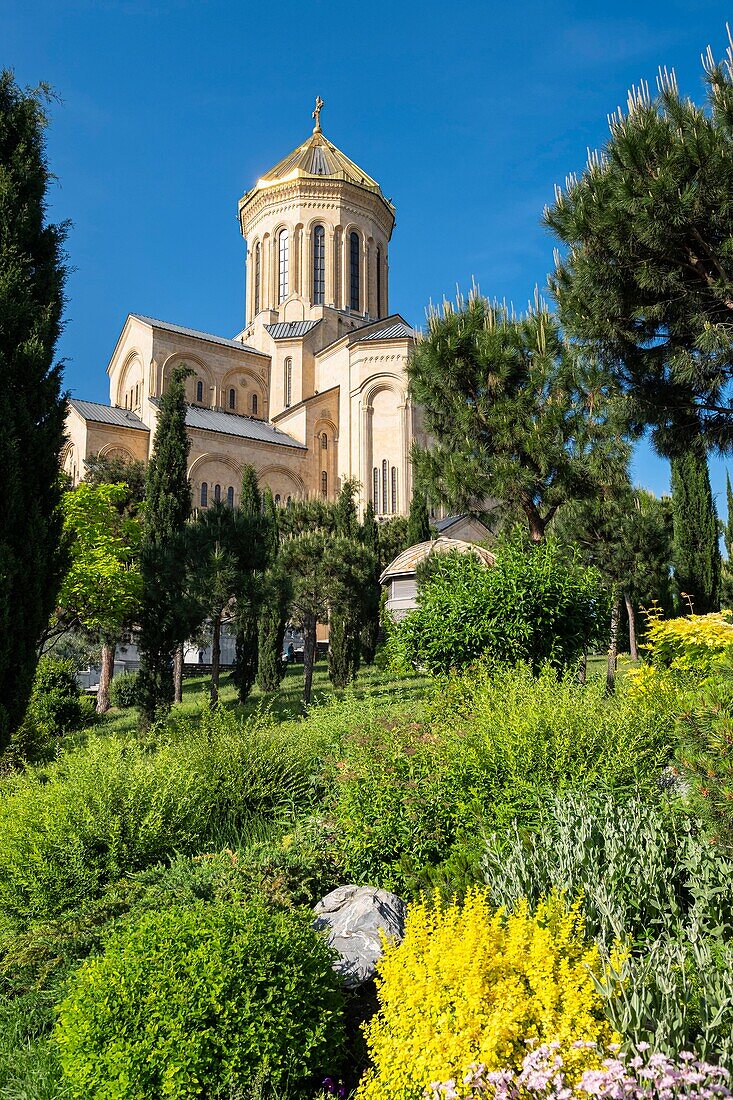 Georgien, Tiflis, Bezirk Avlabari, Kathedrale der Heiligen Dreifaltigkeit (oder Tsminda Sameba)