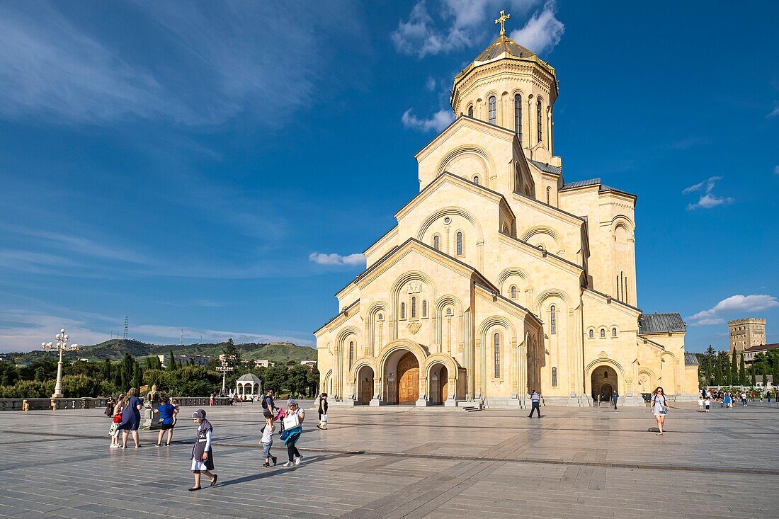 Georgien, Tiflis, Bezirk Avlabari, Kathedrale der Heiligen Dreifaltigkeit (oder Tsminda Sameba)