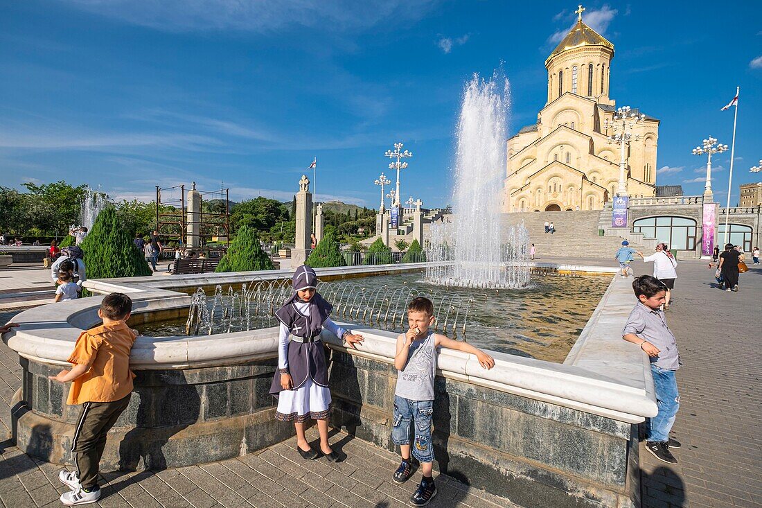 Georgien, Tiflis, Bezirk Avlabari, Kathedrale der Heiligen Dreifaltigkeit (oder Tsminda Sameba)