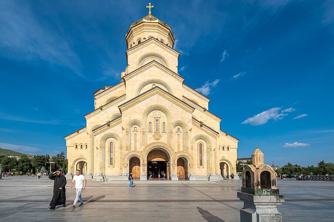 Georgien, Tiflis, Bezirk Avlabari, Kathedrale der Heiligen Dreifaltigkeit (oder Tsminda Sameba)