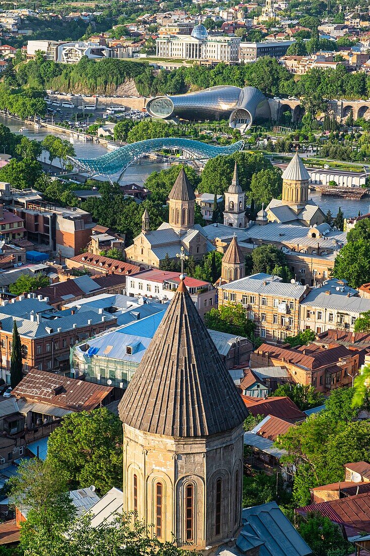 Georgien, Tiflis, Panorama von der Narikala-Festung, Altstadt und Friedensbrücke über den Fluss Koura, im Hintergrund die Rike Concert Hall