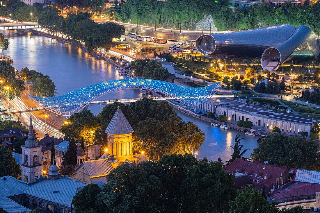 Georgien, Tiflis, Panorama von der Festung Narikala, Brücke des Friedens über den Fluss Koura und die Rike Concert Hall