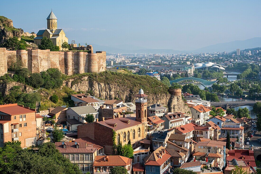 Georgien, Tiflis, Altes Tiflis oder Dzveli Kalaki, Abanotubani-Bezirk oder Bezirk der Schwefelbäder, beherrscht von der Narikala-Festung