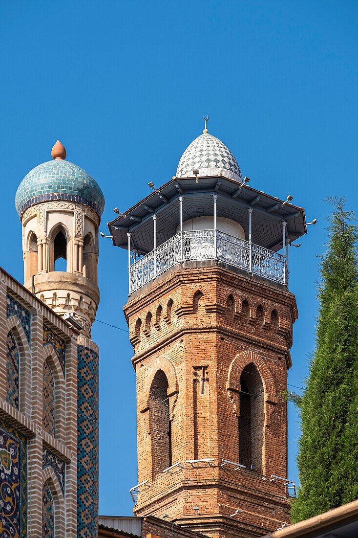 Georgien, Tbilissi, Alt-Tbilissi oder Dzveli Kalaki, Abanotubani-Bezirk oder Bezirk der Schwefelbäder, Orbeliani-Bäder und Minarett der Moschee