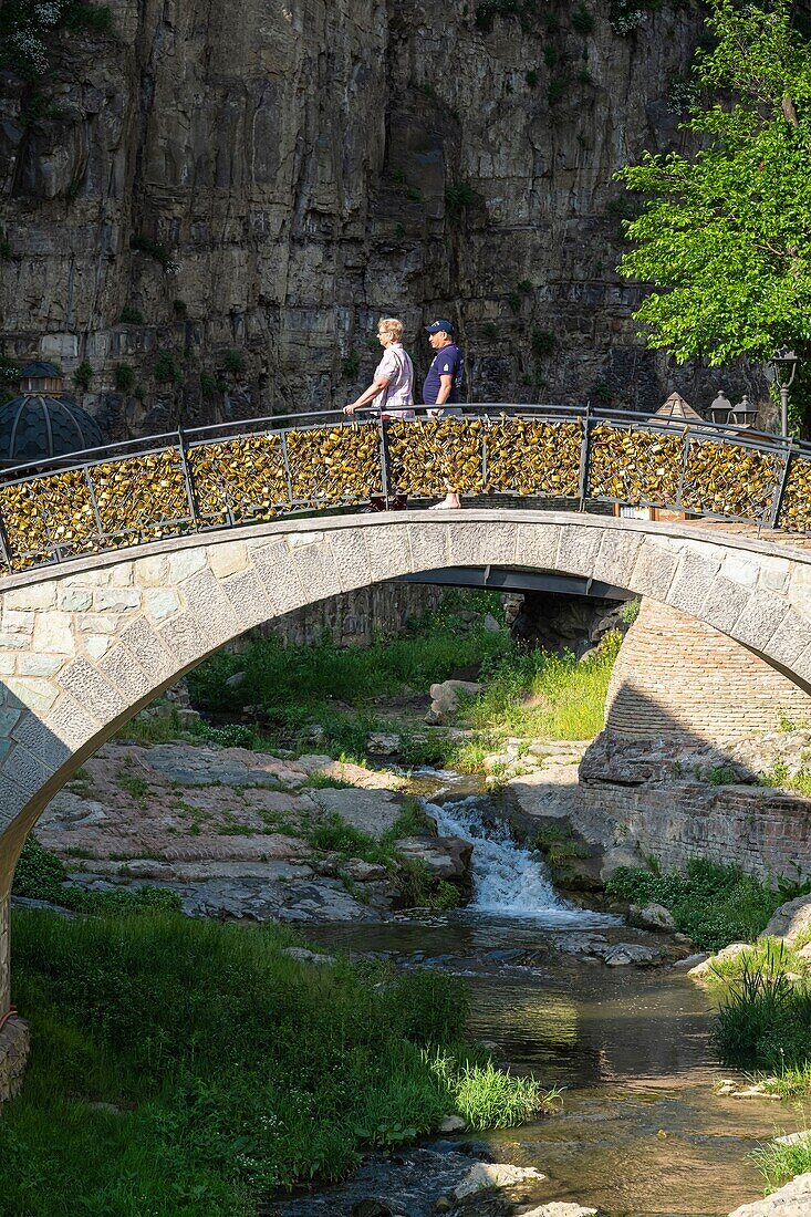 Georgia, Tbilisi, Old Tbilisi or Dzveli Kalaki, Abanotubani district or district of the sulfur baths, love locks on the bridge over Tsavkisis-Tskali river