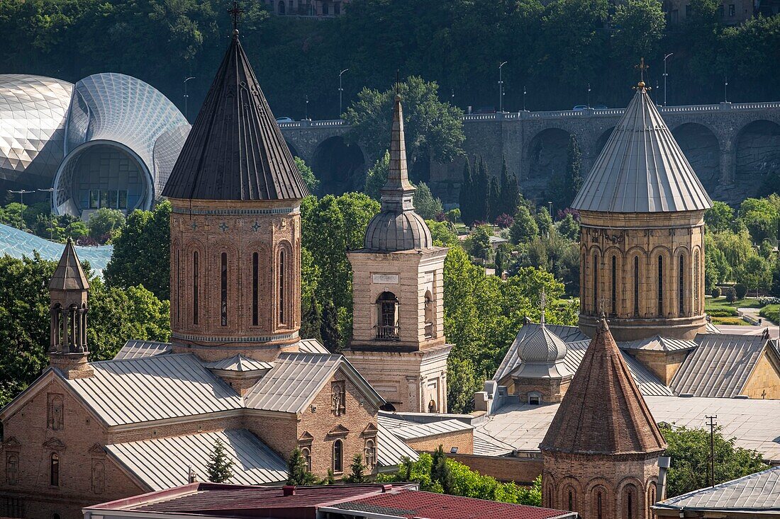 Georgien, Tiflis, Panorama vom alten Stadtteil Bethlehem (oder Kldisoubani), orthodoxe Sioni-Kathedrale und ehemalige armenische Norashen-Kirche