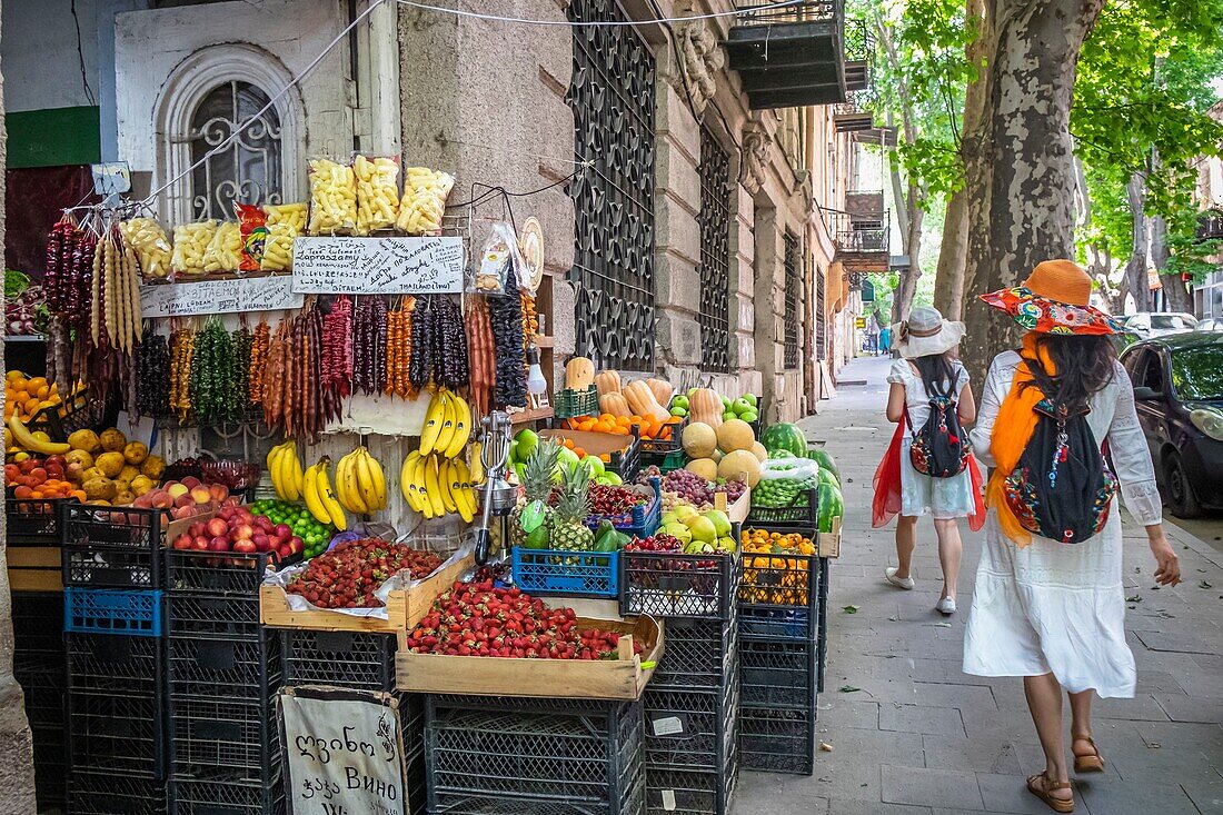 Georgien, Tbilissi, rund um den Freiheitsplatz, Geschäft mit Obst und georgischen Spezialitäten