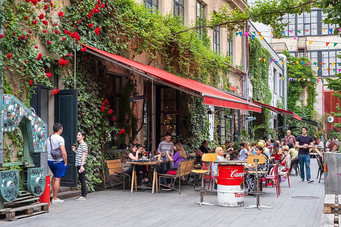 Georgien, Tiflis, Bezirk Chugureti, La Fabrika ist ein alternatives multifunktionales Kulturzentrum, das in einer ehemaligen sowjetischen Nähfabrik untergebracht ist