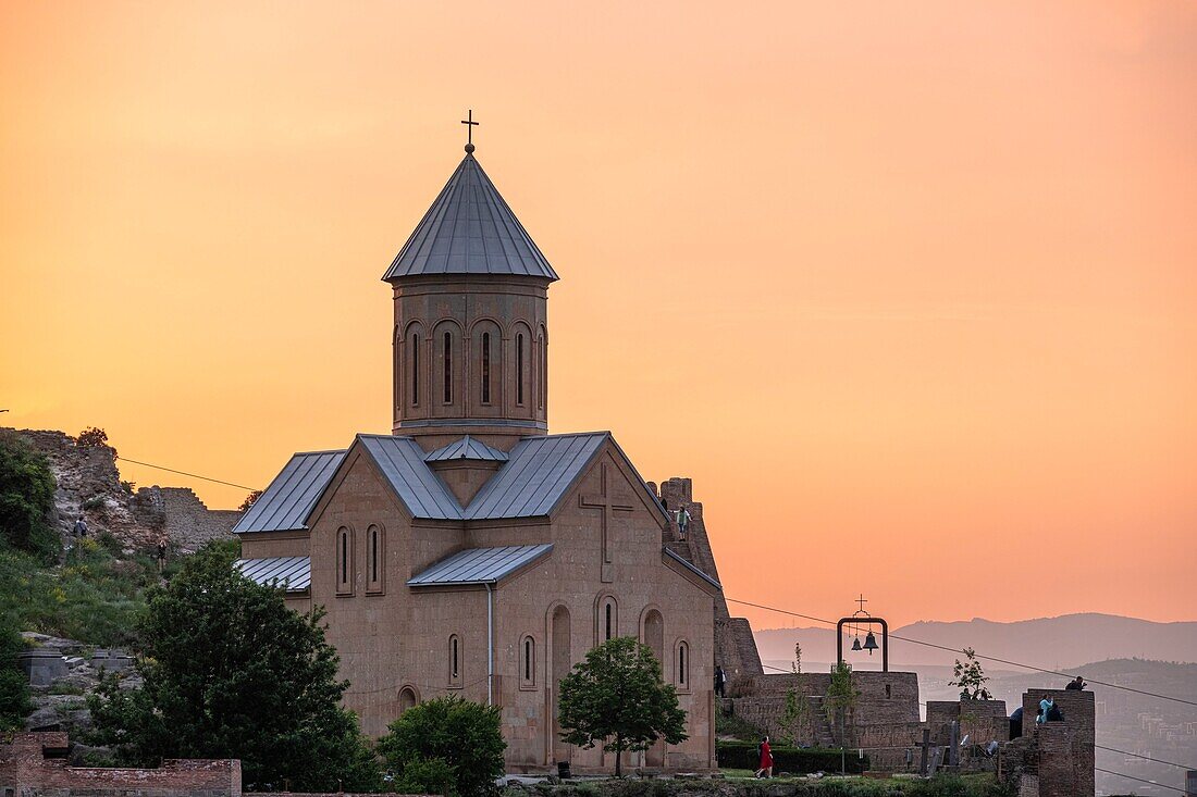 Georgien, Tiflis, Narikala-Festung und St.-Nikolaus-Kirche mit Blick auf das alte Tiflis (oder Dzveli Kalaki)