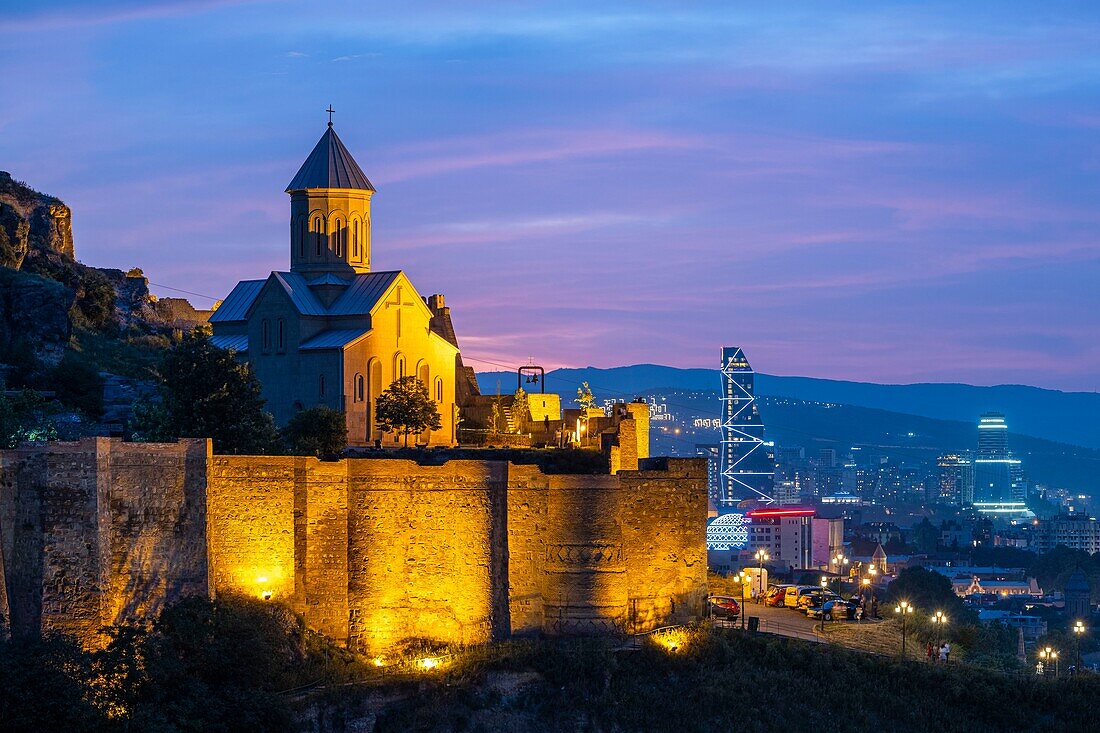 Georgien, Tiflis, Narikala-Festung und St.-Nikolaus-Kirche mit Blick auf das alte Tiflis (oder Dzveli Kalaki)