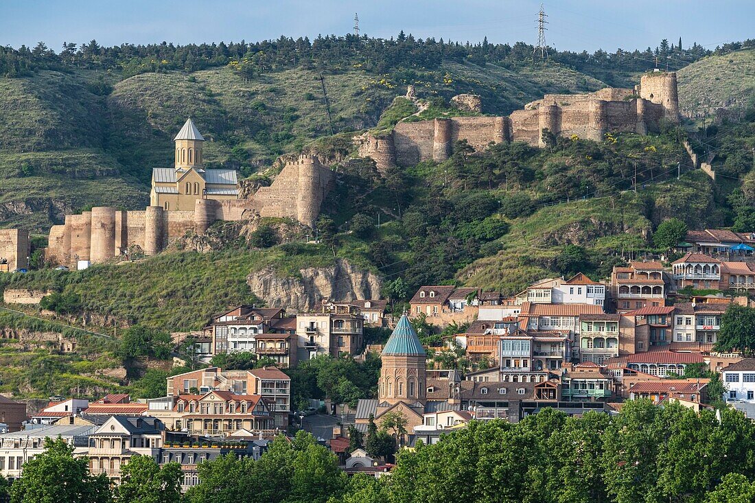 Georgien, Tiflis, Narikala-Festung und St.-Nikolaus-Kirche mit Blick auf das alte Tiflis (oder Dzveli Kalaki)