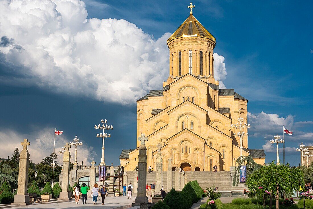 Georgien, Tiflis, Bezirk Avlabari, Kathedrale der Heiligen Dreifaltigkeit (oder Tsminda Sameba)