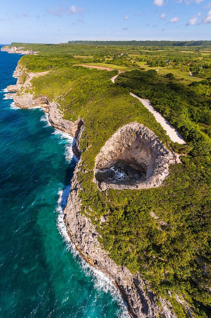 Frankreich, Karibik, Kleine Antillen, Guadeloupe, Guadeloupe, Marie-Galante, Saint-Louis, Luftaufnahme des Gueule Grand Gouffre (50 m hoch), ein vom Meer gegrabener natürlicher Bogen