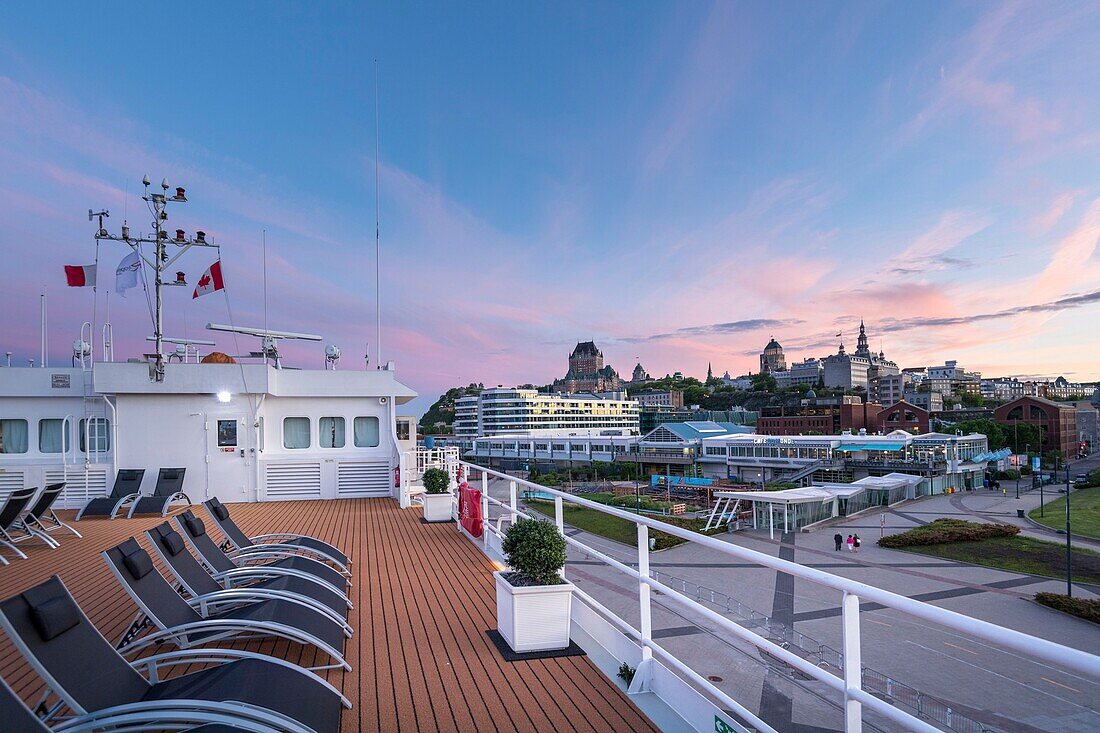 Kanada, Quebec, Quebec-Stadt, die Stadt und das Chateau de Frontenac bei Sonnenuntergang von einem Kreuzfahrtschiff aus