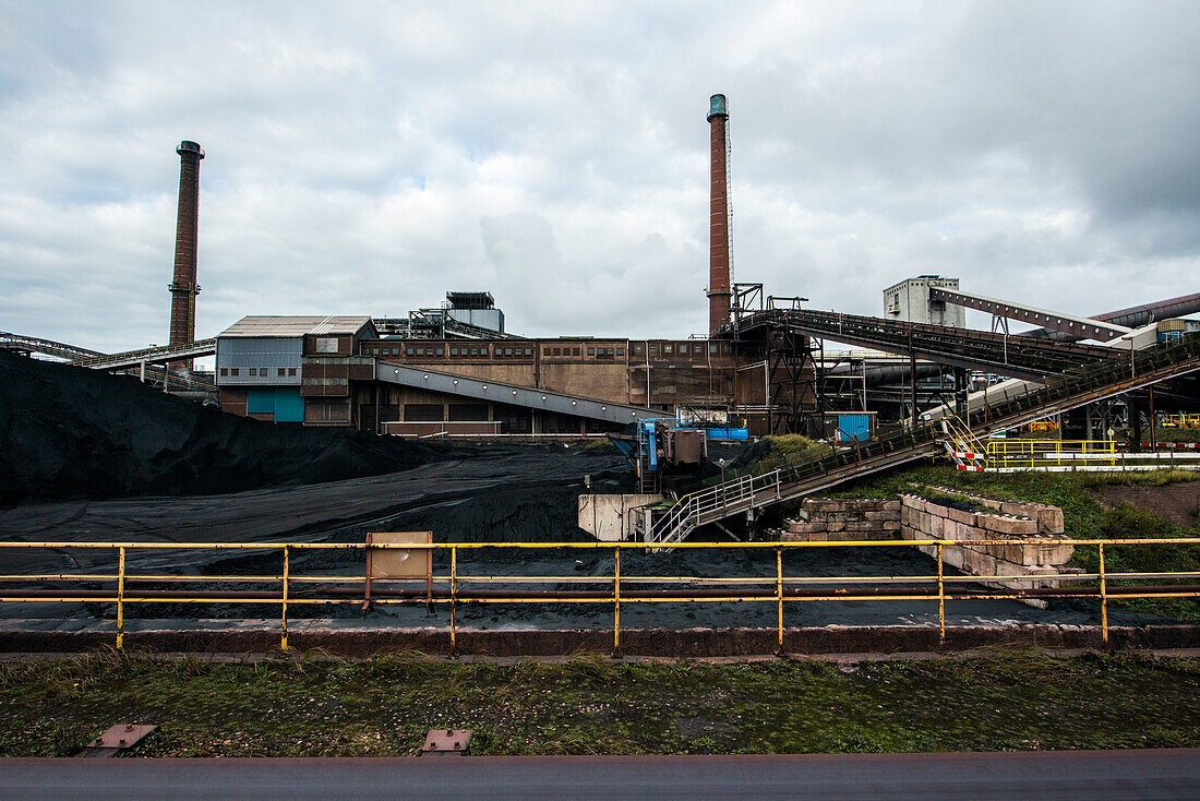 Riesiges, schweres Stahlwerk und Industriegelände, in dem verschiedene Arten von Stahl in einer CO2-emittierenden und -verschmutzenden Fabrik hergestellt werden. IJmuiden, Niederlande.