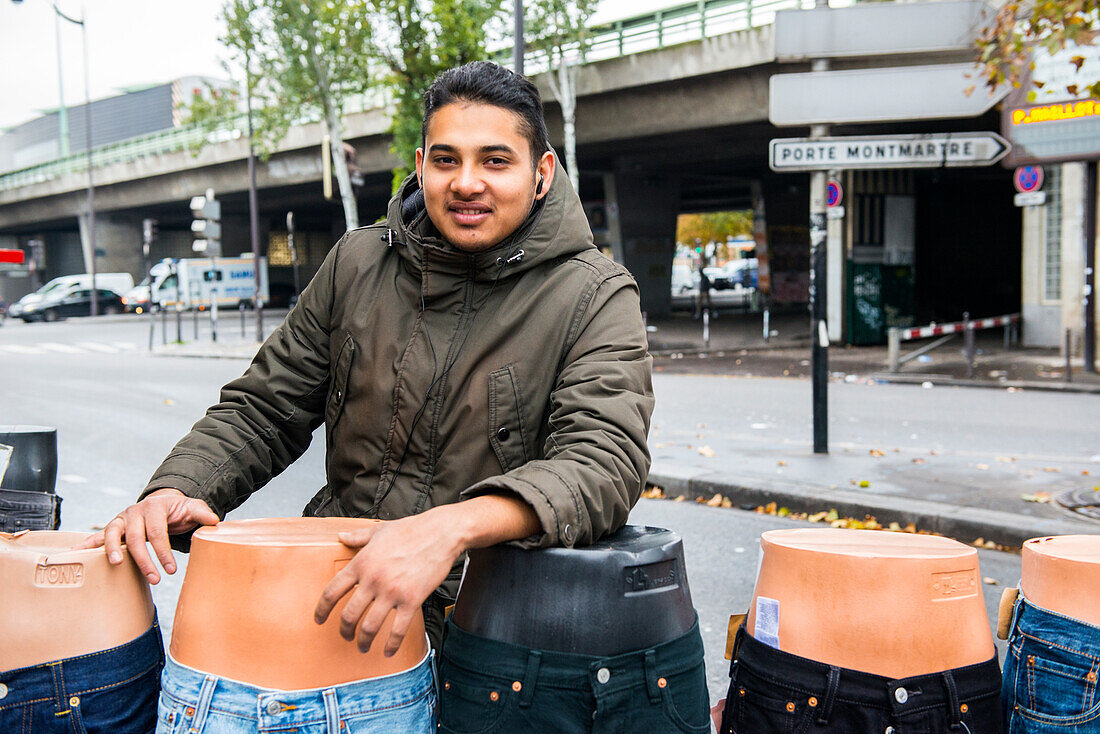 Paris, Frankreich. Junger männlicher Einwanderer in die französische Republik, der stolz darauf ist, sein eigenes Modegeschäft in Saint-Denis zu haben.