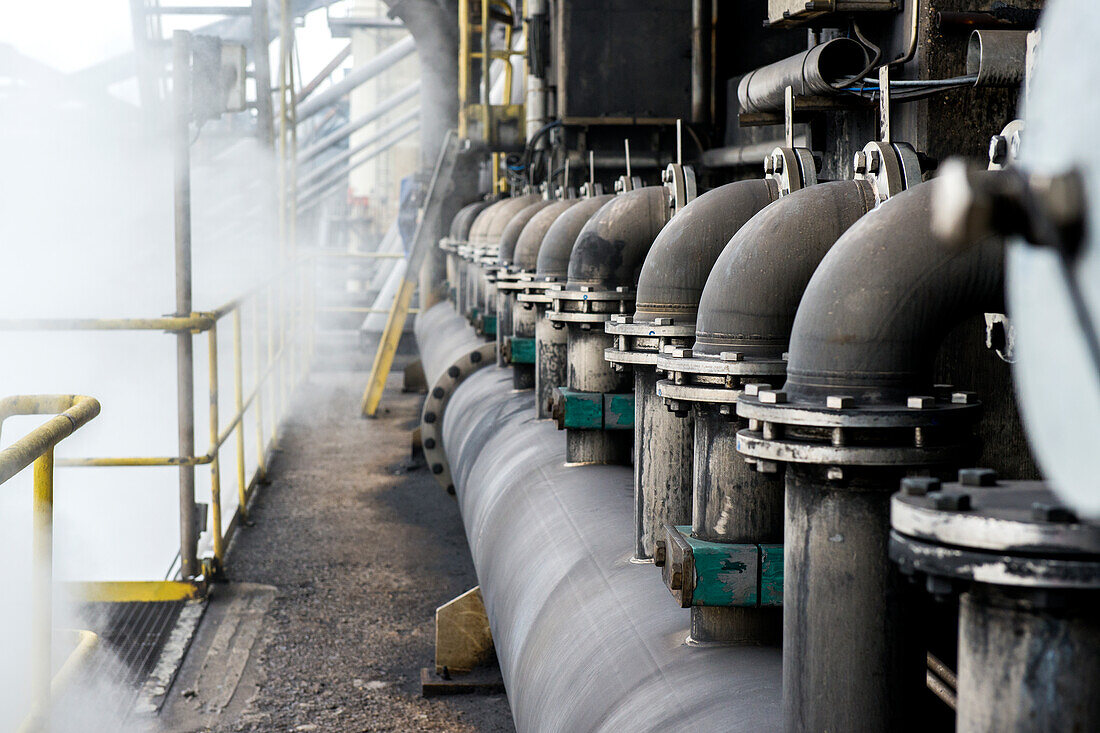 Riesige, schwere Stahlproduktionsanlage und Industriegelände, in dem verschiedene Stahlsorten in einer CO2-emittierenden und -ausstoßenden Fabrik hergestellt werden. IJmuiden, Niederlande.