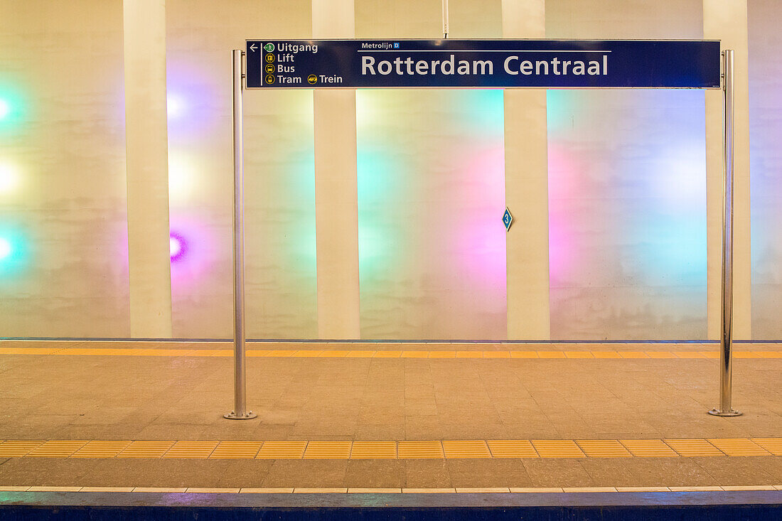 Rotterdam, Niederlande. Namensschild auf dem Bahnsteig in der Grand Central Subway Station.