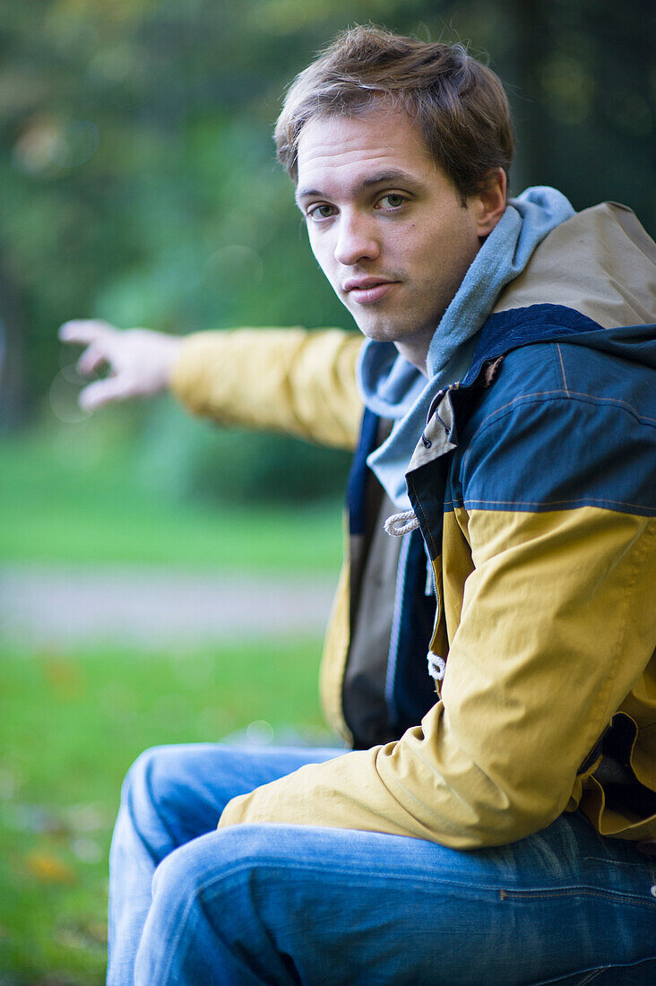 Porträt einer jungen erwachsenen Studentin mit ADHS / Autismus-Spektrum-Gehirn. Amsterdam, Niederlande.