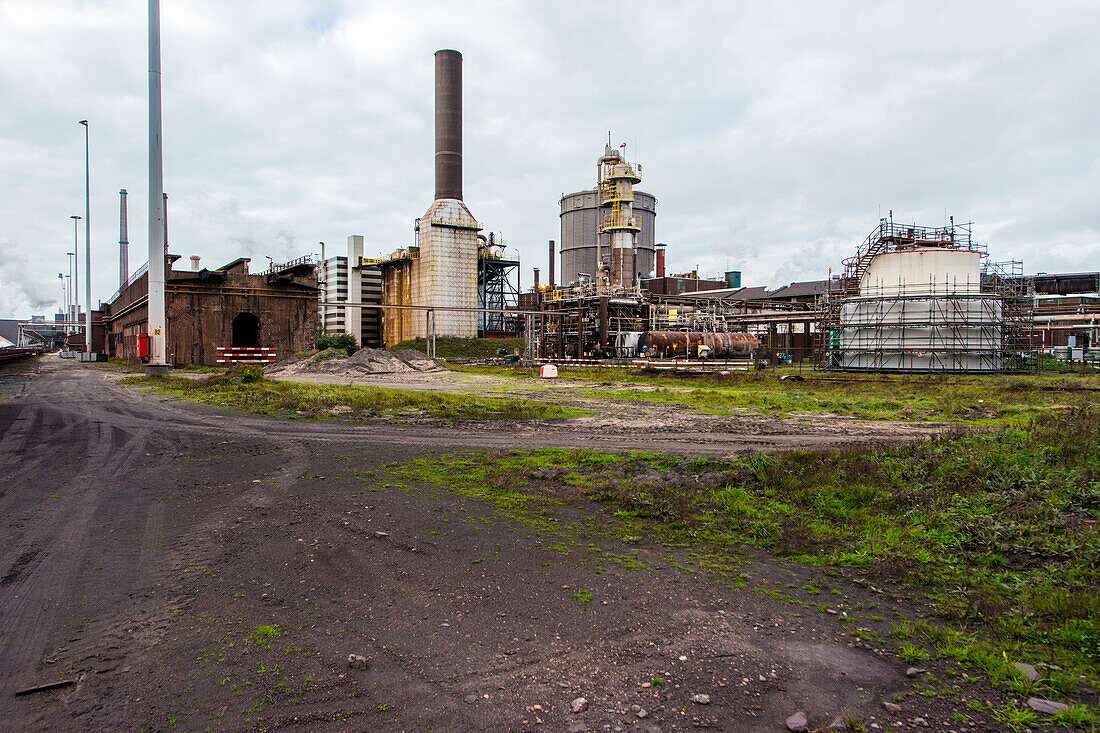 Riesige, schwere Stahlproduktionsanlage und Industriegelände, in dem verschiedene Stahlsorten in einer CO2-emittierenden und -verschmutzenden Fabrik hergestellt werden. IJmuiden, Niederlande.