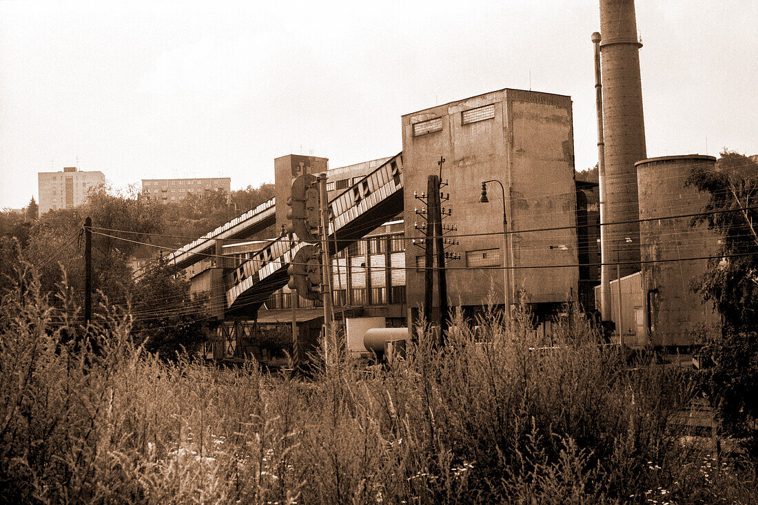 Fabrik in den Außenbezirken der Hauptstadt, kurz nach dem Fall des Kommunismus, Anfang der 1990er Jahre. Ein Großteil der kommunistischen Industrie ist veraltet und wird durch moderne Produktionsanlagen ersetzt. Gedreht auf analogem Schwarz-Weiß-Film im Jahr 1991. Prag, TsjechiÃ", Tschechische Republik.