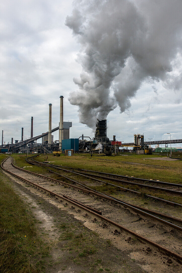 Riesige, schwere Stahlproduktionsanlage und Industriegelände, die verschiedene Stahlsorten in einer CO2-emittierenden und -verschmutzenden Fabrik herstellen. IJmuiden, Niederlande.