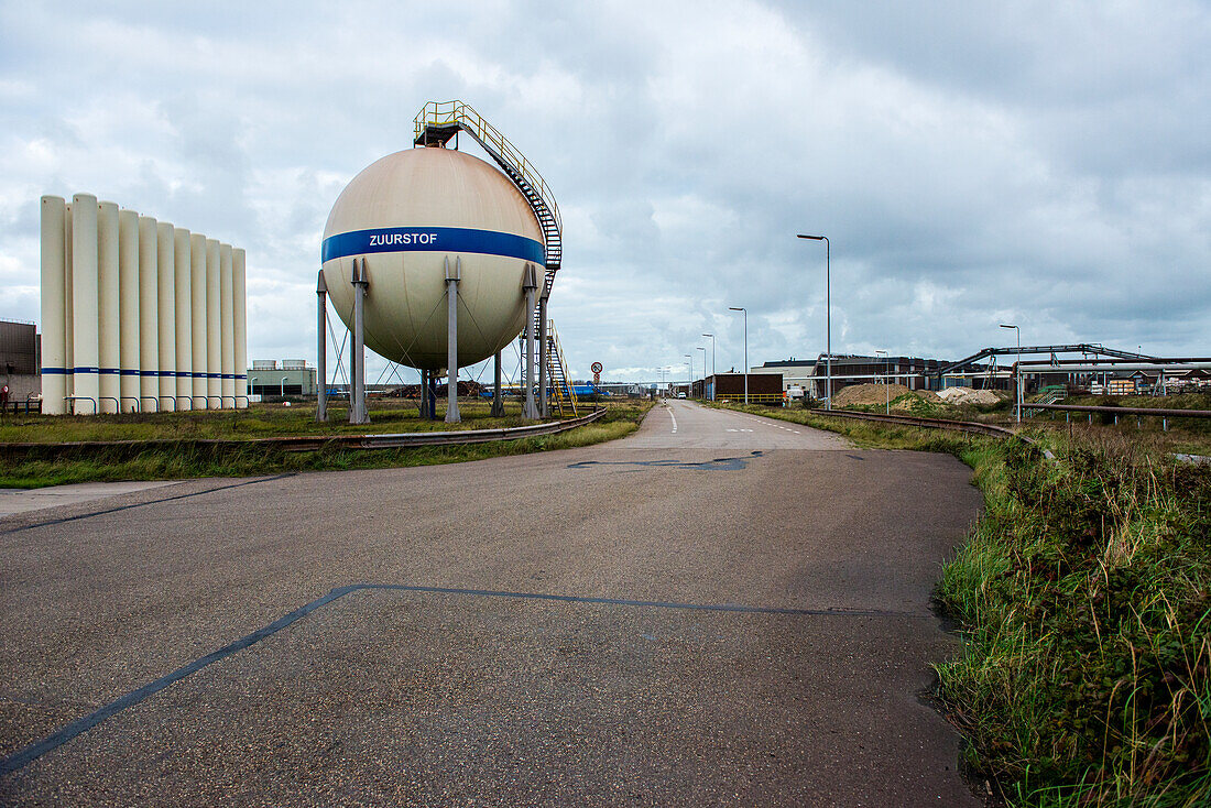 Riesiges, schweres Stahlwerk und Industriegelände, in dem verschiedene Stahlsorten in einer CO2-emittierenden und -absorbierenden Fabrik hergestellt werden. IJmuiden, Niederlande.