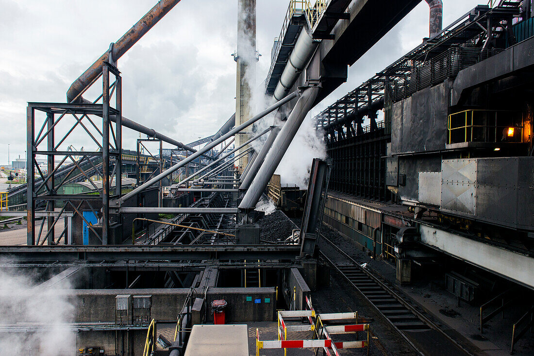 Riesige, schwere Stahlproduktionsanlage und IndustriegelÃ?nde, die verschiedene Stahlsorten in einer CO2-emittierenden und -ausstoÃŸenden Fabrik herstellen. IJmuiden, Niederlande.