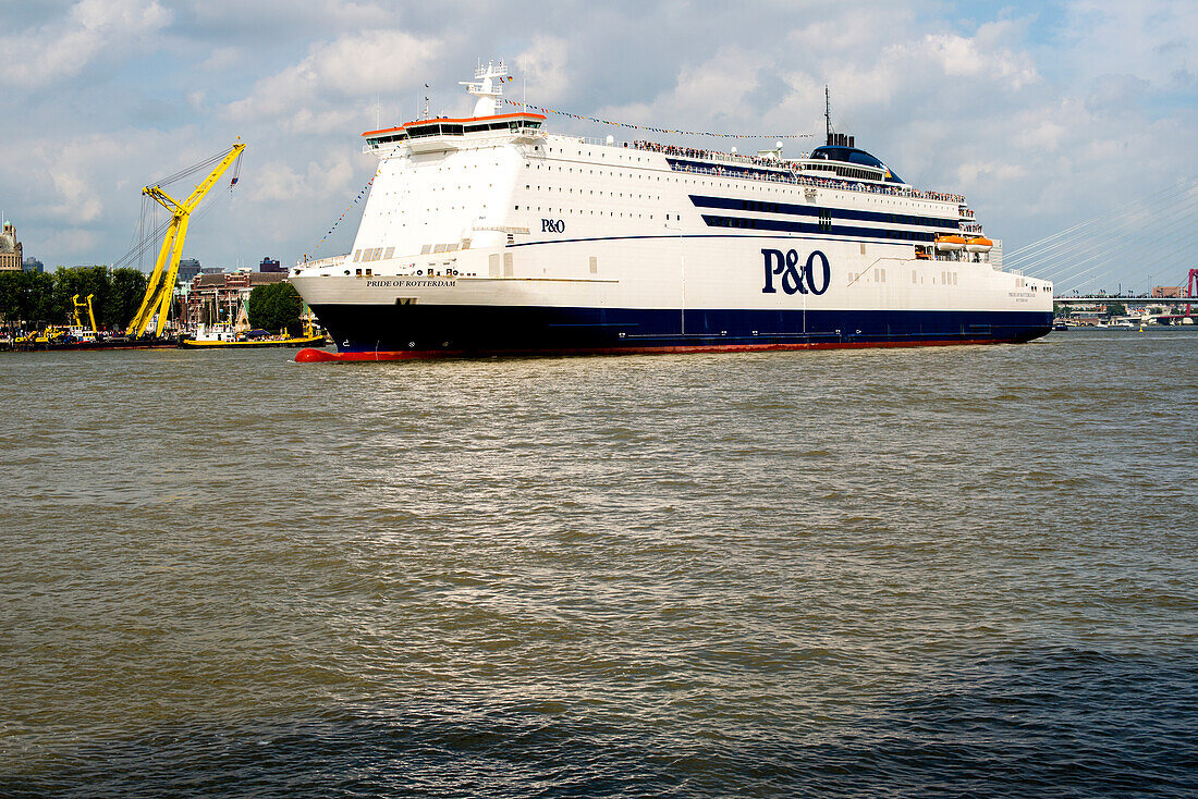 Rotterdam, Niederlande. Die P&O-Fähre fährt während der Welthafentage 2016 die Nieuwe Maas hinauf in Richtung Erasmusbrücke.