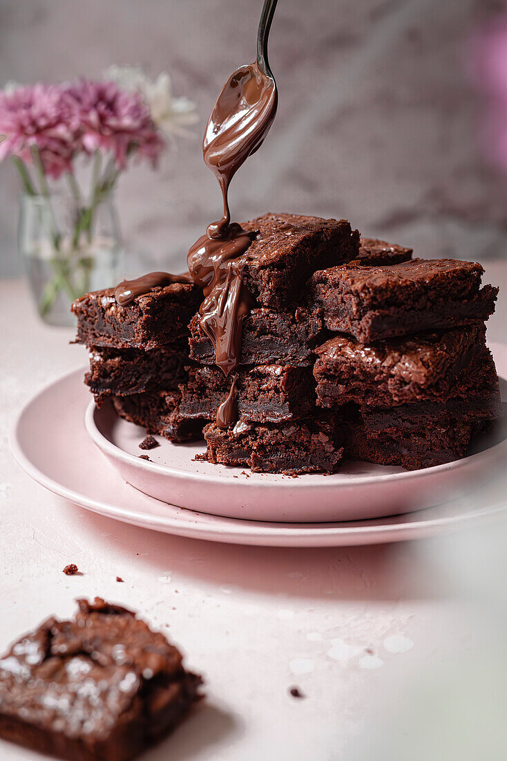 Brownies mit geschmolzener Schokolade und rosa Blumen