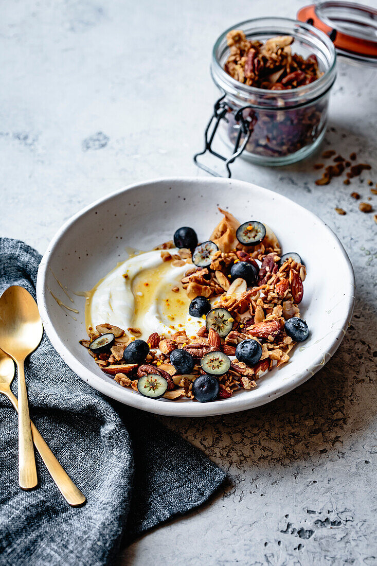 Joghurt-Granola-Schale mit Honig und Blaubeeren