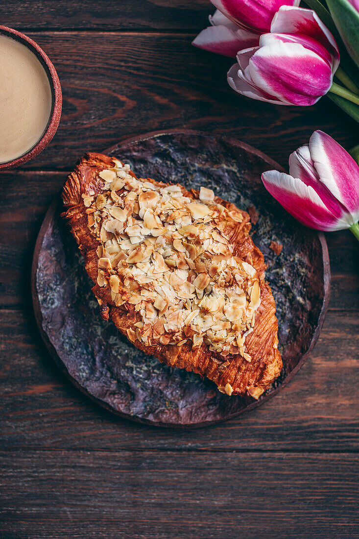 Croissant und Blaubeeren auf einem Keramikteller