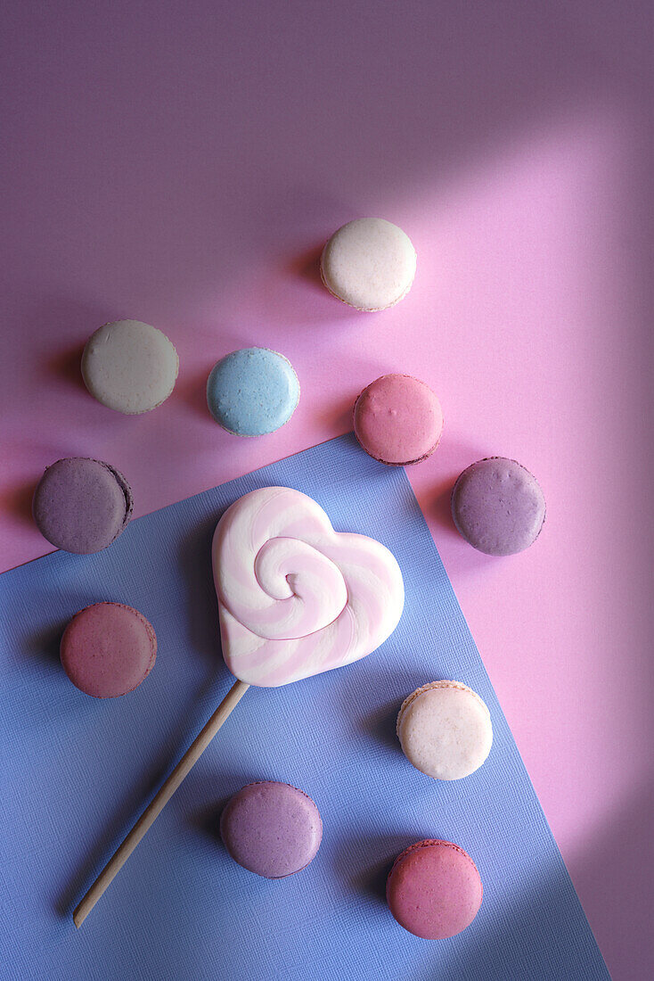 Bunte französische Macarons. Retro Color Blocking Ästhetisches Flatlay.