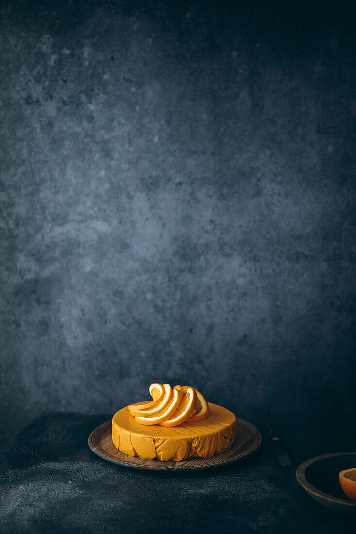 Veganer Orangenkuchen vor blauem Hintergrund