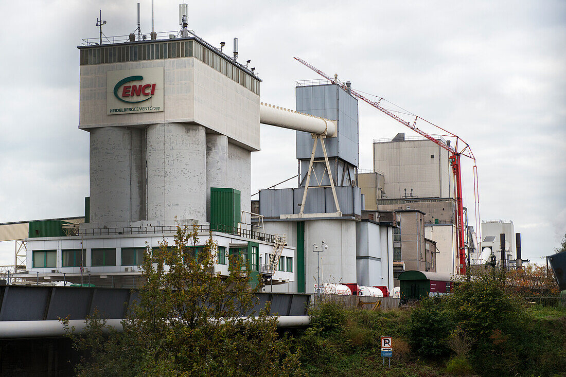 Riesiges, schweres Stahlwerk und Industriegelände, in dem verschiedene Stahlsorten in einer CO2-emittierenden und -absorbierenden Fabrik hergestellt werden. IJmuiden, Niederlande.