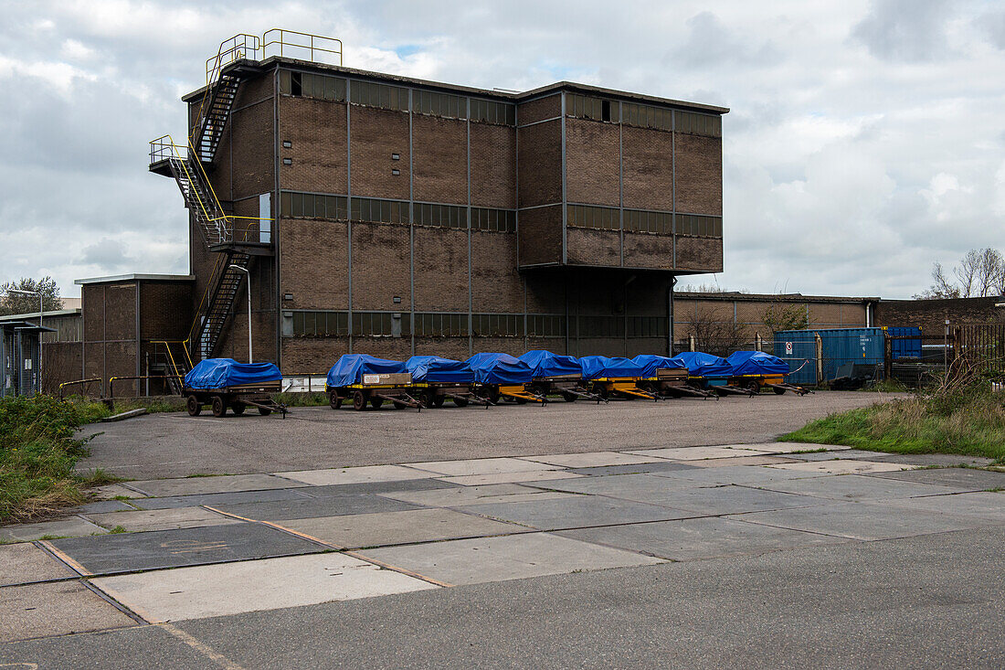 Riesiges, schweres Stahlwerk und Industriegelände, in dem verschiedene Stahlsorten in einer CO2-emittierenden und -absorbierenden Fabrik hergestellt werden. IJmuiden, Niederlande.