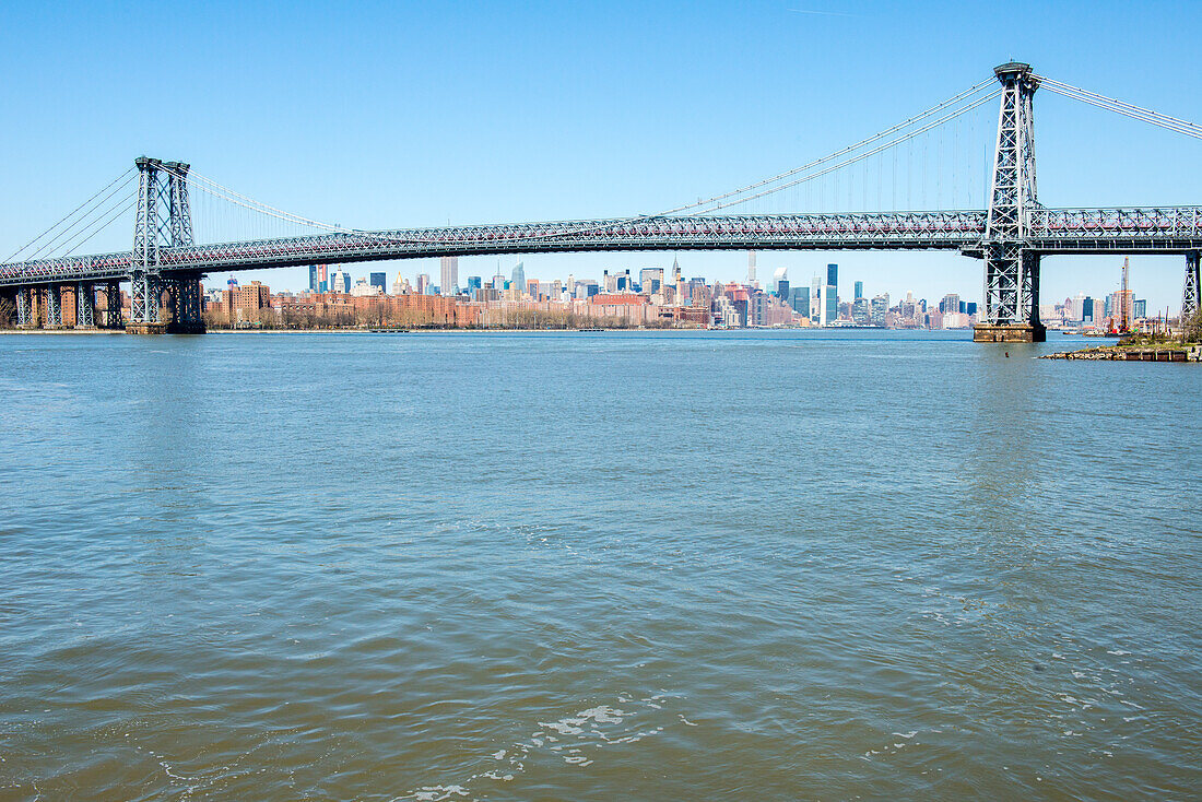 New York City, USA. Blick auf den East River und die Williamsburg Bridge von Brooklyn aus.