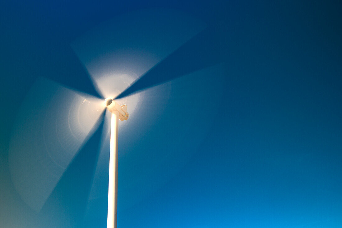 Umweltfreundliche moderne Windmühle, die viel elektrische Energie für die umliegende Industrie auf der Maasvlakte 2 im Hafen von Rotterdam produziert. Rotterdam, Niederlande.